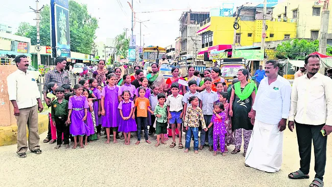 తరగతుల విలీనంపై తల్లుల ఆందోళన