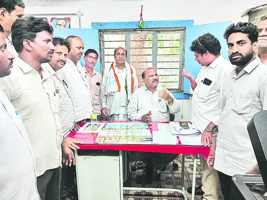 కార్మికశాఖ సహాయ అధికారి ఘెరావ్‌ 
