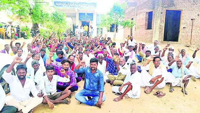 భవన నిర్మాణం ఆపాలని ఆందోళన