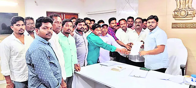 ఆదుకోవాలని రేఖపల్లి రైతుల వినతి