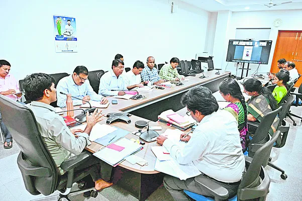 ఇందిరమ్మ నిర్మాణాల్లో వేగం పెంచండి