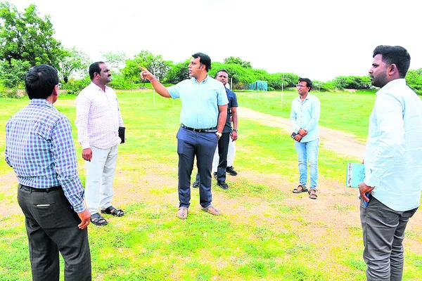 క్రీడా ప్రాంగణం పరిశీలన