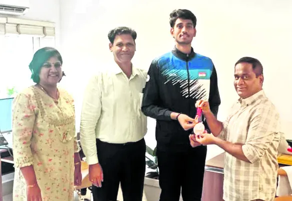 మౌర్యకు పోర్టు చైర్మన్ అభినందన