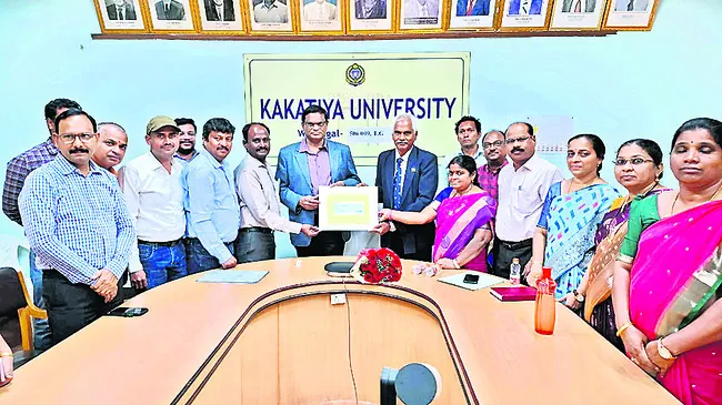 సైనిక వెల్ఫేర్ ఫండ్కు కేయూ అధ్యాపకుల చేయూత
