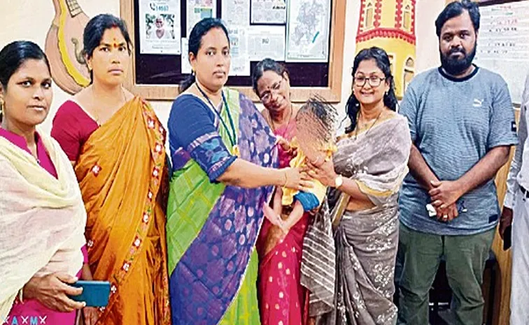 శిశువును దత్తత ఇస్తున్న ఐసీడీఎస్‌ అధికారులు (ఫైల్‌) 2