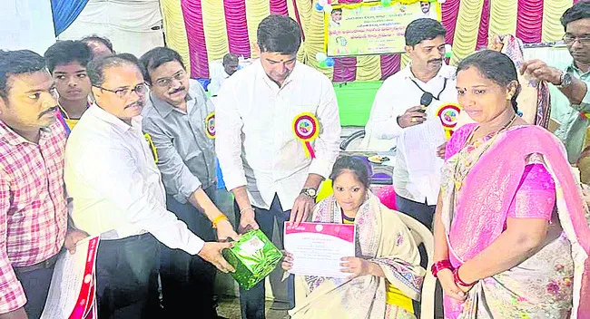 జాతీయస్థాయి దివ్యాంగుల పోటీలకు తోషిని ఎంపిక
