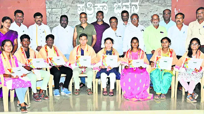 ప్రతిభా పురస్కారాలతో విద్యార్థులకు ఉత్తేజం