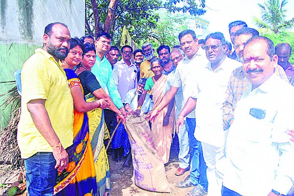 దివ్యాంగులు, వృద్ధులకు ఇంటి వద్దకే రేషన్
