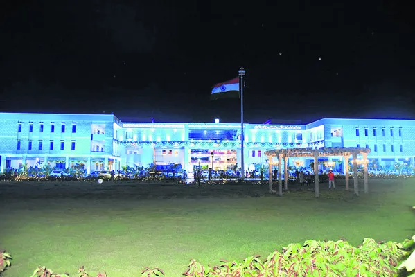 అవతరణ దినోత్సవానికి ముస్తాబు