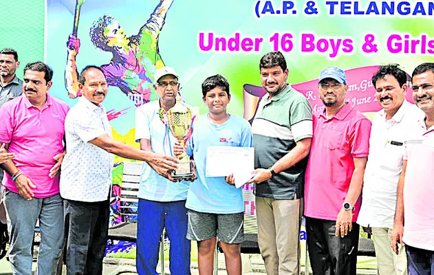 చిన్నారులతో మైదానాలు కళకళలాడాలి