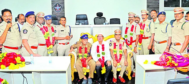 ఉద్యోగ విరమణ పొందిన సిబ్బందికి సత్కారం 