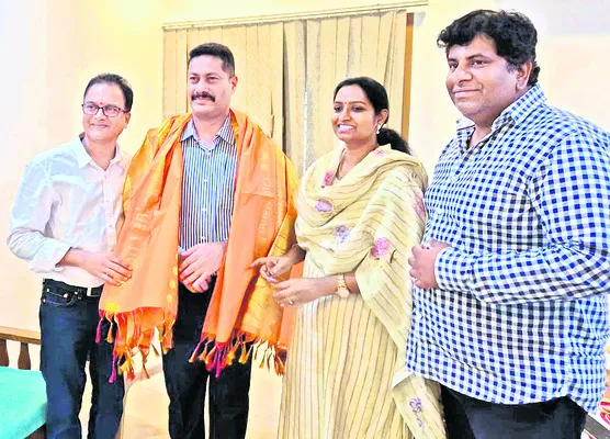 పోలీస్ అధికారులకు సేవా పతకాలు