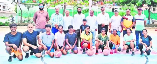 ఉత్సాహంగా బాస్కెట్బాల్ క్రీడాకారుల ఎంపికలు