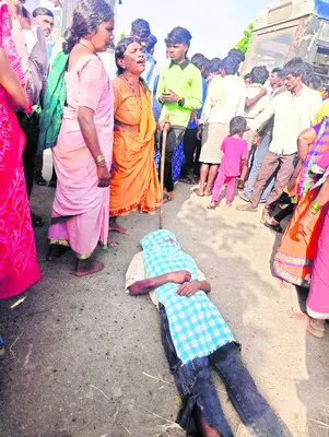 రోడ్డు ప్రమాదంలో యువకుడు దుర్మరణం 