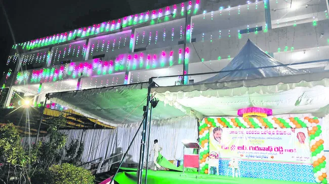 రాష్ట్ర ఆవిర్భావ వేడుకలకు ముస్తాబు 