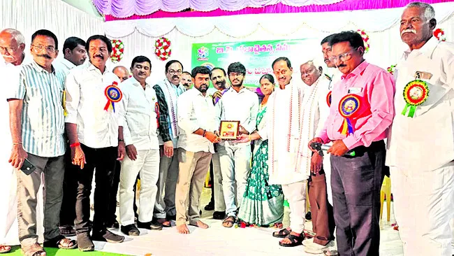 విద్యతోనే ఉజ్వల భవిష్యత్తు