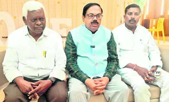 స్థానిక సంస్థల్లో బీసీలకు 34 శాతం రిజర్వేషన్లు అమలు చేయ