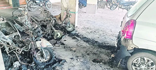 నాలుగు వాహనాలు దగ్ధం