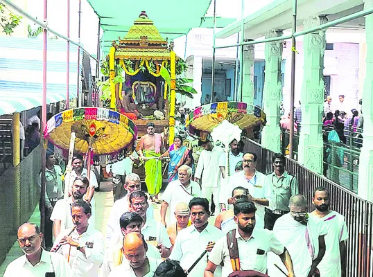 భక్తులతో పోటెత్తిన రత్నగిరి