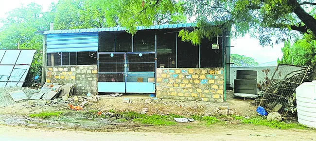 యథేచ్ఛగా అక్రమ కట్టడం 