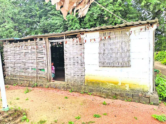 తాత్కాలిక షెడ్డులో గిరిజన పాఠశాల