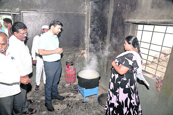మెనూ ప్రకారం భోజనం అందించాలి