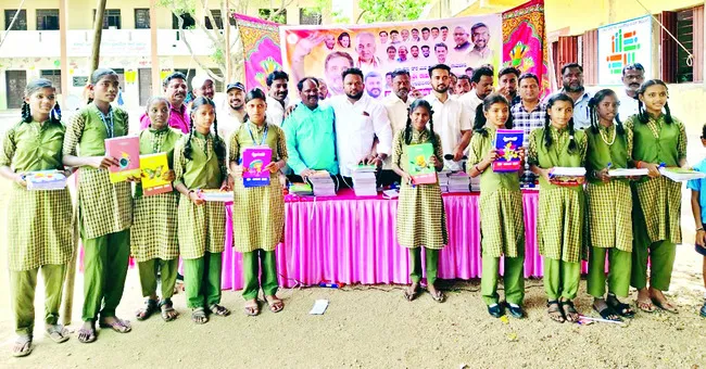 పుస్తకాల పంపిణీ 