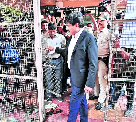 చురుగ్గా మెజస్టీరియల్ విచారణ