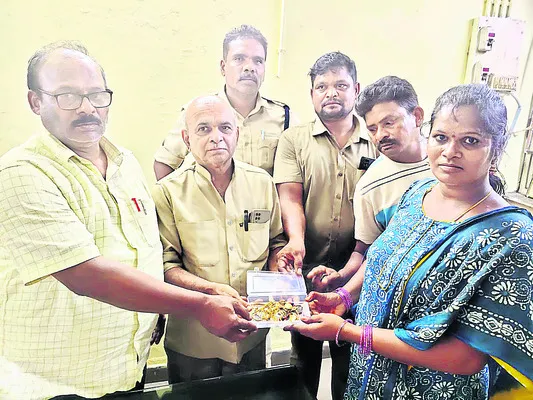 ఆర్టీసీ సిబ్బంది నిజాయితీ
