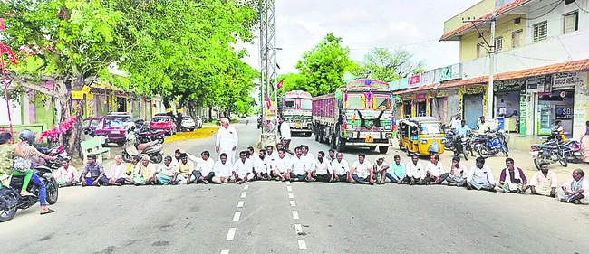 ధాన్యం డబ్బుల కోసం రోడ్డెక్కిన రైతులు