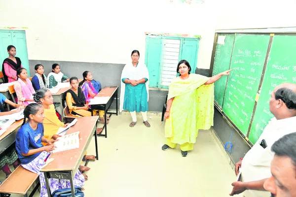 నిర్వాసితుల సమస్యలు పరిష్కరించాలి