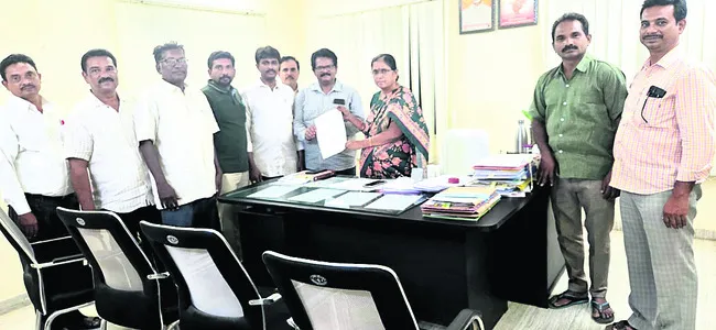 మున్సిపల్ కార్మికుల దీక్షకు సంఘీభావం