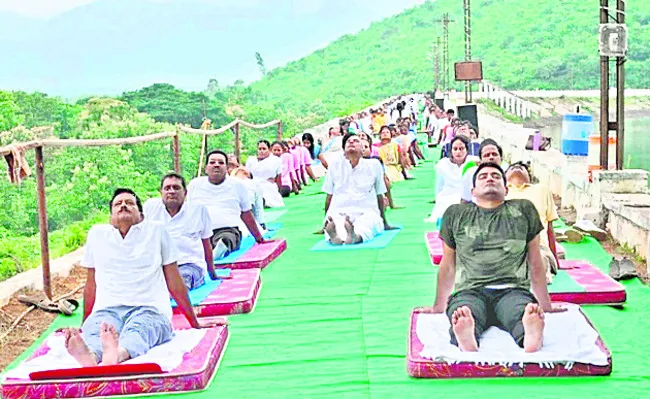 సంతృప్తికరమైన జీవనశైలికి యోగా దోహదం