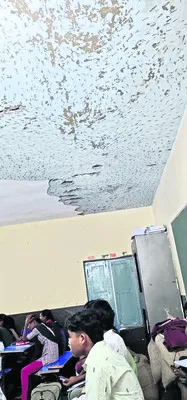 రెండు పాఠశాలలు.. ఐదు గదులు...