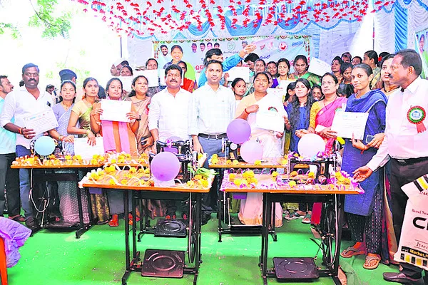 మహిళలు ఆర్థికాభివృద్ధి సాధించాలి