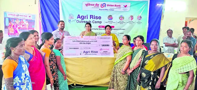 మహిళలు రుణాలు సద్వినియోగం చేసుకోవాలి
