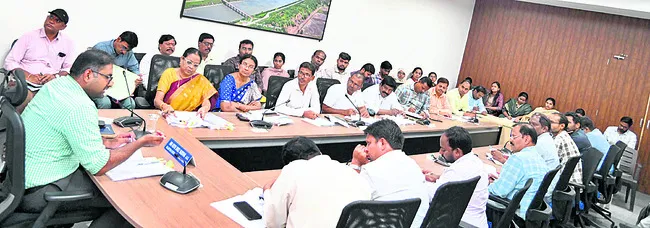అభివృద్ధి పనులు పూర్తి చేయాలి