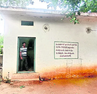 శిథిలావస్థలో తరగతి గదులు