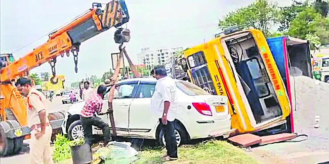 జాతీయ రహదారిపై వాహనాల బీభత్సం 