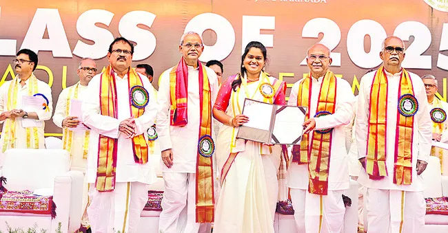 డిగ్రీ పట్టా వెనుక తల్లిదండ్రుల త్యాగం