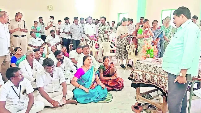 గౌరవం లేనప్పుడు.. కుర్చీలెందుకు?