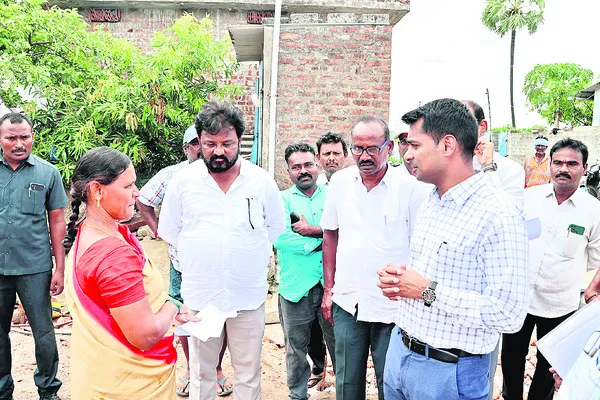 ఇందిరమ్మ ఇళ్లు త్వరగా నిర్మించుకోవాలి