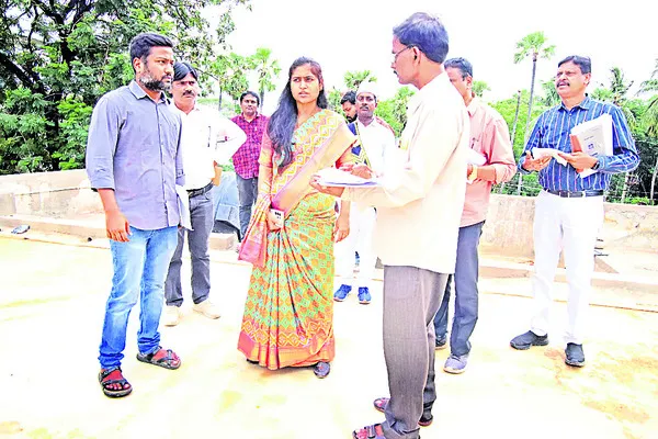 గడువులోగా పనులు పూర్తి చేయాలి
