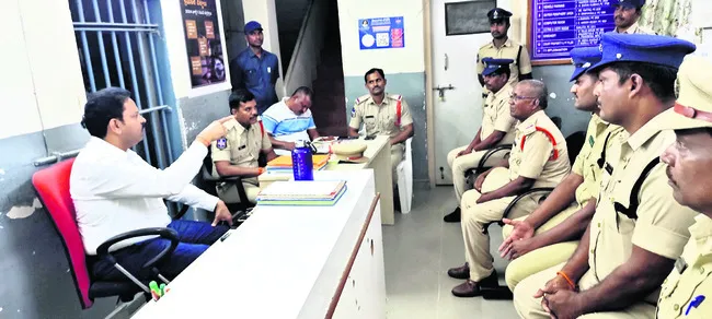 ప్రజలకు సమర్థ సేవలు అందించాలి