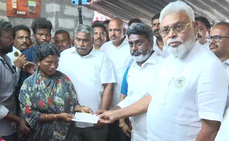 YSRCP Leaders Given 10 Lacs Check To Singaiah Family