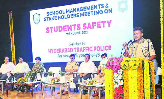 పాఠశాలలపై పోలీసుల నజర్