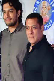 Salman Khan Guard Pushes Junaid Khan Aside At Sitaare Zameen Par Screening1