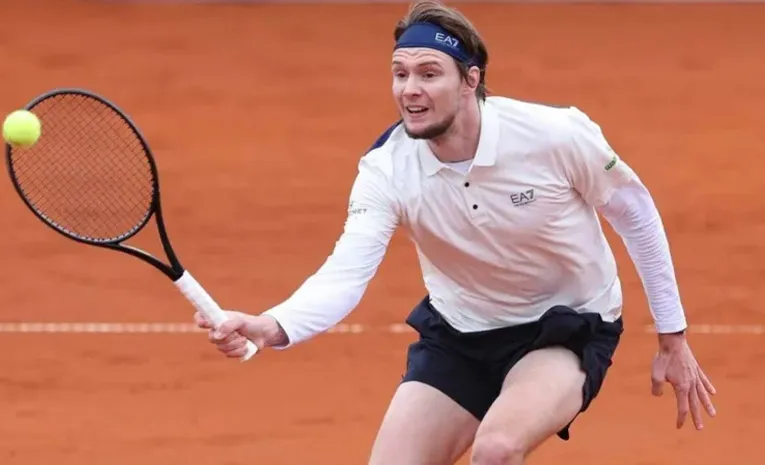 Alexander Bublik stuns top-ranked Jannik Sinner at Halle