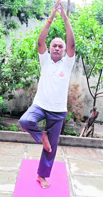 76 ఏళ్ల వయస్సులో యోగాసనాలు