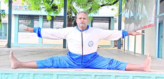 కరాటే, యోగా గురువు వెంకటేశ్...
